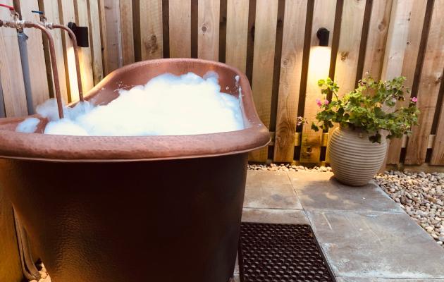 Outdoor bath at 3 Little Huts